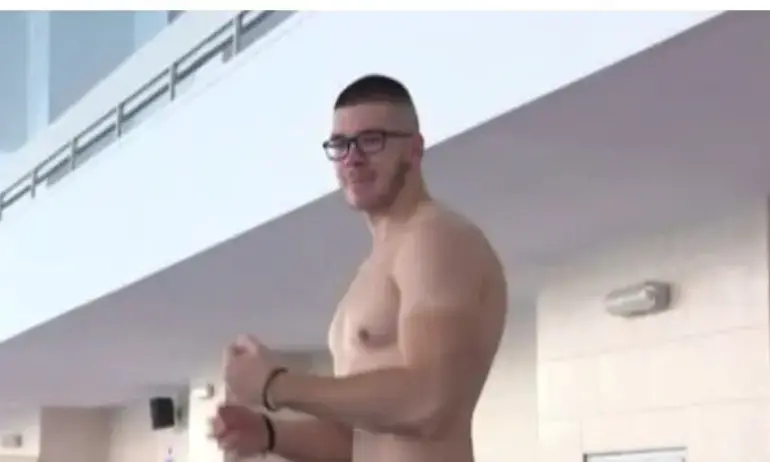 Мускули без пари: Момчето, което се съблече при броенето на бюлетини, остана без заплащане за труда си - Tribune.bg