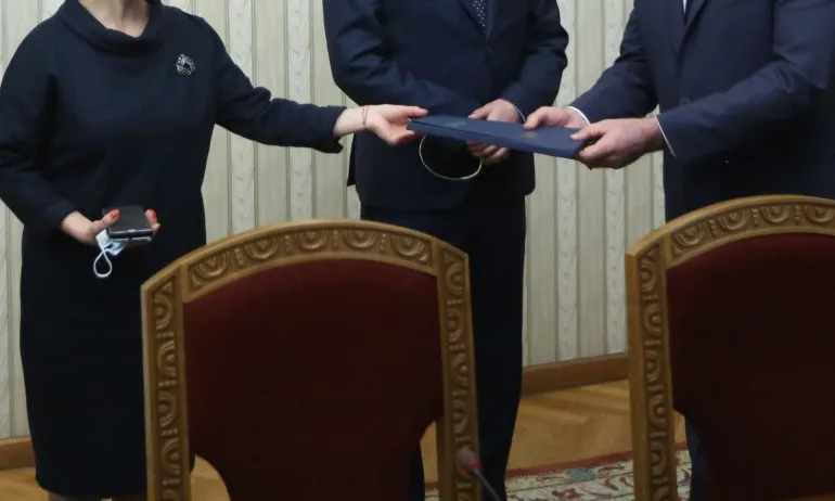 ОТ МРЕЖАТА: Трябваше Радев да сложи наложен платеж на мандата, така е много лесно за връщане... - Tribune.bg