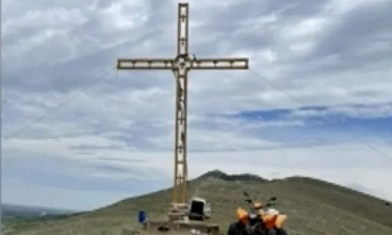 Крадци отмъкнаха 500-килограмов кръст от възвишение край Пазарджик - Tribune.bg