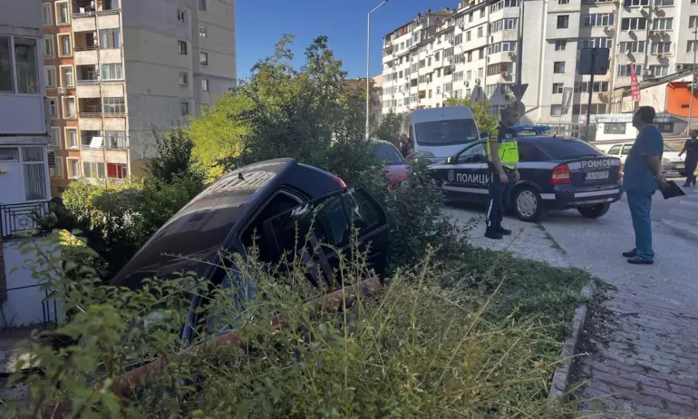 Кола летя по улица във Велико Търново и се заби на метри от блок - Tribune.bg
