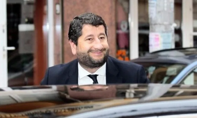 След призива за оставки: ДБ хвалят ръководството под строй - Tribune.bg