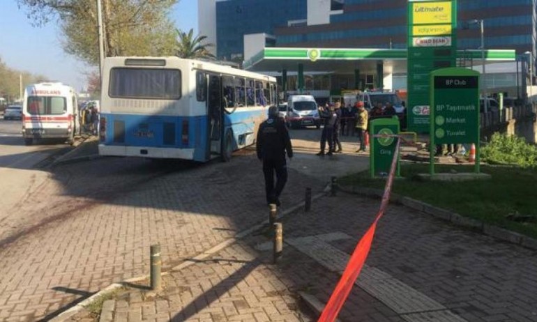 Атентат в Бурса: Един загинал и четирима ранени в автобус с надзиратели - Tribune.bg