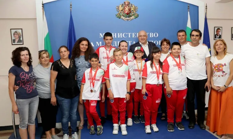 Министър Кралев награди медалистите от Европейските игри за младежи с увреждания Emil Open - Tribune.bg