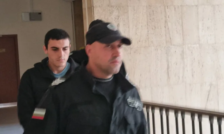 Съдебен лекар: Непълнолетният сириец, прегазил полицаите в Бургас, е бил поне на 19-20 години - Tribune.bg