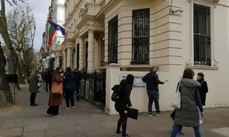 Опашки за гласуване във Великобритания - Tribune.bg