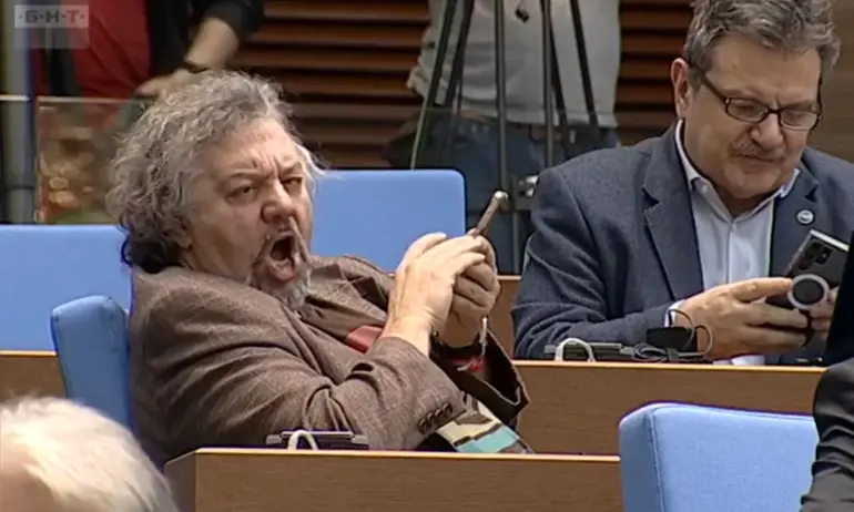 Няма ден без циркове: Възраждане и Манол Пейков си говориха за НАТО, къпането и тестисите на усурийския тигър - Tribune.bg