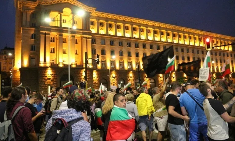 Осем души са арестуваните след протестите снощи - Tribune.bg