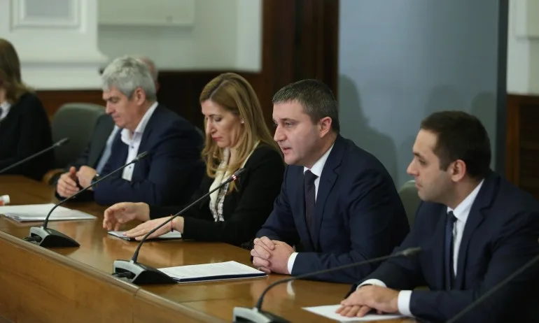 Държавата ще подпомага фирмите за три месеца - Tribune.bg