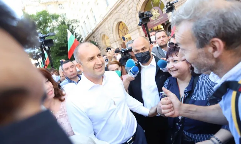 Втора вечер Радев слезе при протестиращите, обяви Борисов за автократ - Tribune.bg