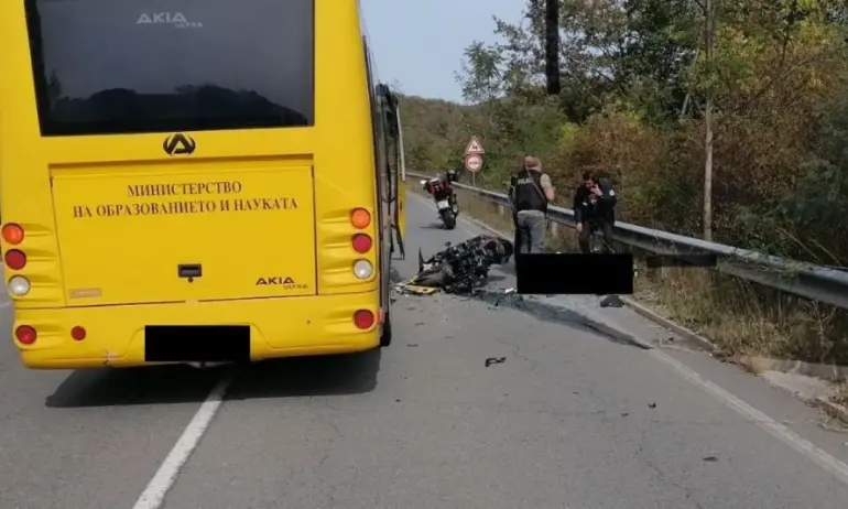 Тежка катастрофа със загинал между училищен автобус и мотор в Бургас - Tribune.bg