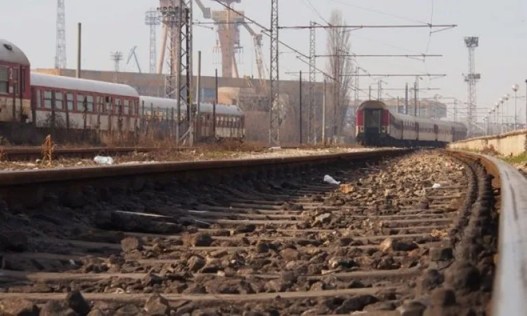 Загинал е мъжът, който легна под влака в Стамболийски - Tribune.bg