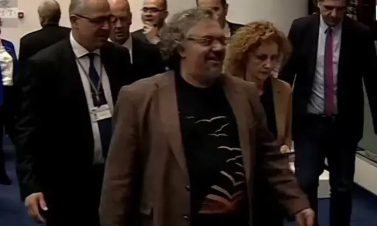 Квестори изведоха принудително Пейков от пленарната зала. Той: Кривоглед и пълен съм, но не съм пиян - Tribune.bg