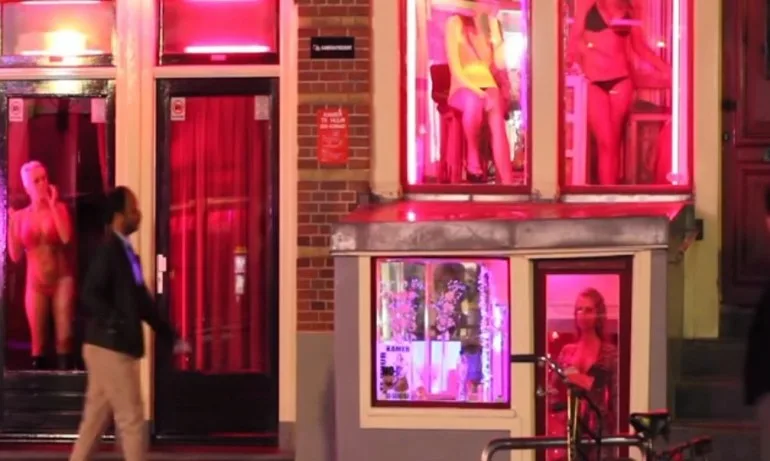 В Амстердам: Забраниха на туристите да обикалят из квартала на Червените фенери - Tribune.bg