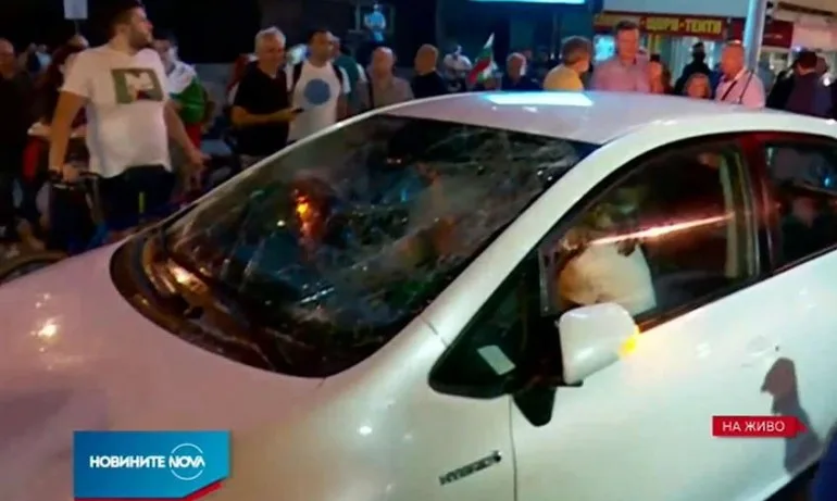 Отново блокираха Ситняково, изпочупиха колата на жена – вътре има и деца - Tribune.bg