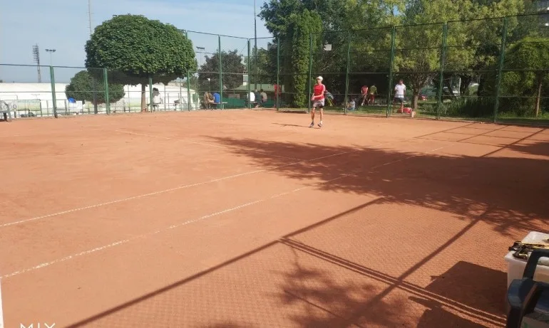 12 българчета се класираха за четвъртфиналите на турнир от ITF в Стара Загора - Tribune.bg