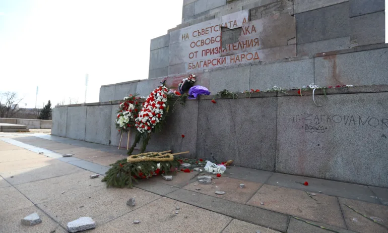 Столична община: Плочите с надписа от Паметника на съветската армия трябва да бъдат премахнати - Tribune.bg