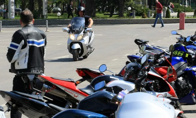 Мотористи учат първа помощ във ВМА (СНИМКИ) - Tribune.bg