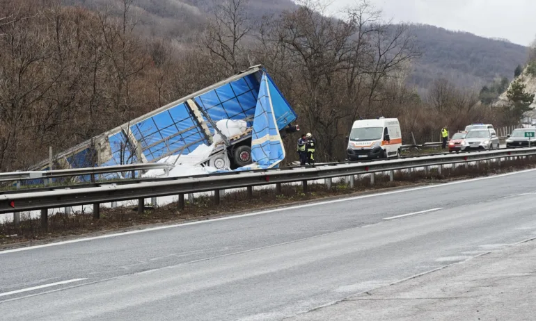 ТИР се обърна в канавката на км 56 на АМ Тракия - Tribune.bg