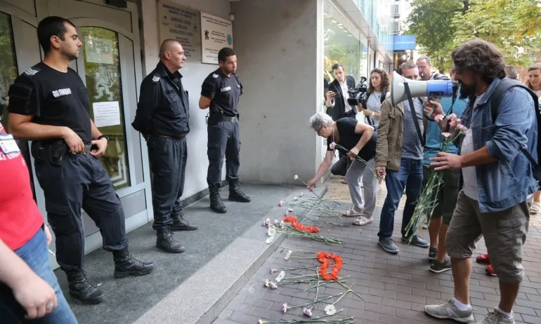 Група протестиращи обсади областната управа на София - Tribune.bg