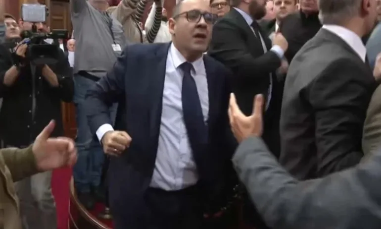 Физически сблъсъци между управляващи и опозиция в парламента на Сърбия - Tribune.bg