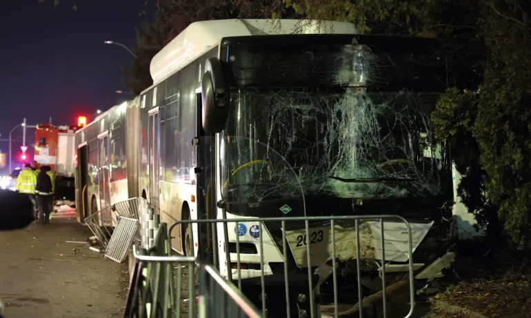 Инцидент в София: Автобус на градския транспорт влезе в насрещното, има пострадали /ОБНОВЕНА/ - Tribune.bg