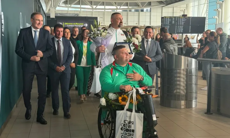 И друг спортен герой кацна в България. Златният Ружди Ружди покори върха в Делхи - Tribune.bg