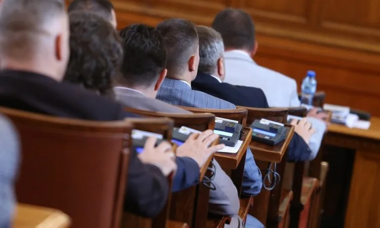 Втори ден скандали в парламента във връзка с гласуването на промените в Закона за НСО - Tribune.bg