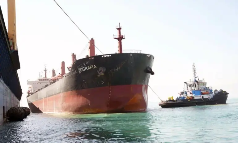 Ракетен удар на хутите по товарен кораб в Аденския залив, има жертви и ранени - Tribune.bg
