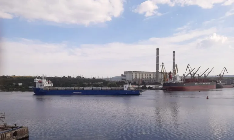 Кораб под руски флаг с цистерни на Газпром е акостирал във Варна - Tribune.bg