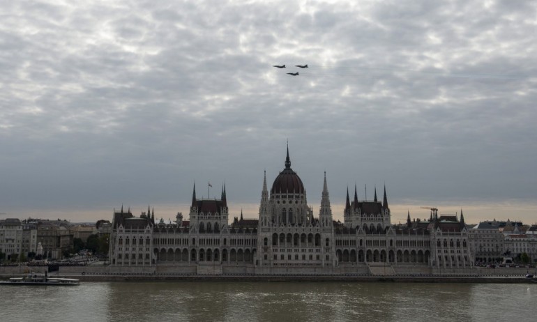 Унгария вдига изтребители за прехващане на самолет от Украйна - Tribune.bg