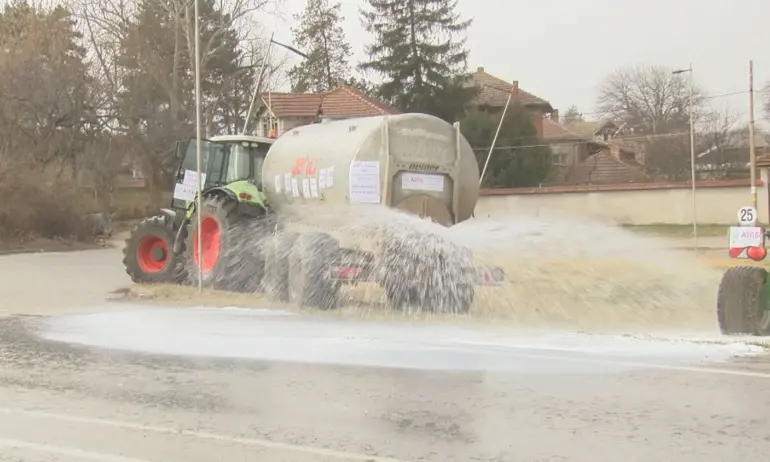 Животновъди блокираха главен път Русе-Велико Търново, изляха 16 тона мляко - Tribune.bg