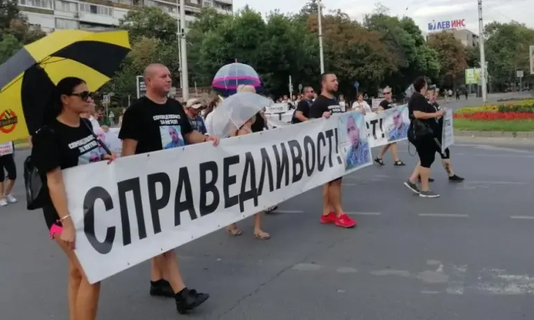 Близки на убитите Митко от Цалапица и Ангел от Пазарджик блокираха централен път при Орта хан - Tribune.bg