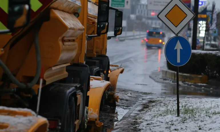 Трасетата на градския транспорт в София са обработени срещу заледяване - Tribune.bg