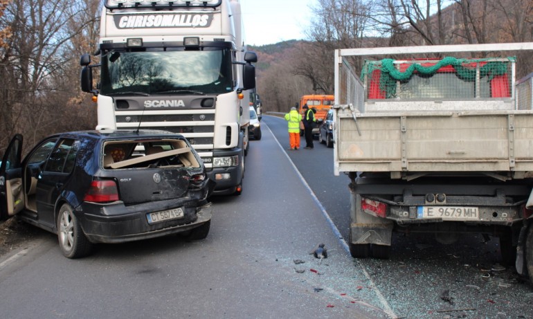 Верижна катастрофа с 5 автомобила затвори главен път Е-79 - Tribune.bg