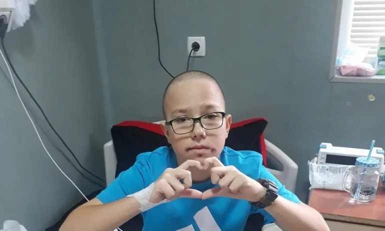 ВСИЧКИ ЗА АЛЕКС!: Деца помагат на свой съученик в битката с левкемията - Tribune.bg