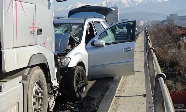 Камион помете 7 коли в Айтос, жена загина, има и много ранени - Tribune.bg