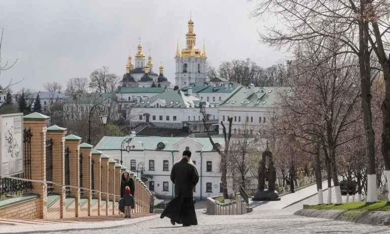 Двама монаси починаха, а 93 са заразени в Киево-Печерската лавра - Tribune.bg