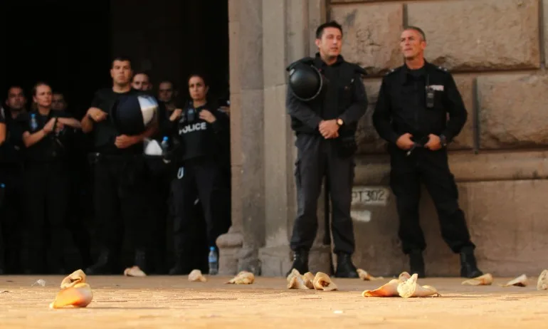 Протестът в неделя: Демонстранти отново мятаха деликатеси – този път свински уши - Tribune.bg