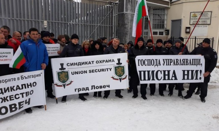 Служителите в затворите излязоха на протест - Tribune.bg