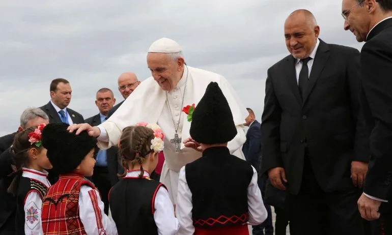 Папа Франциск вече е на българска земя - Tribune.bg