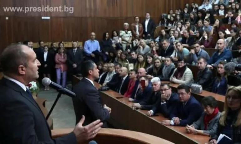 Румен Радев се приземи в блатото на птеродактилите - Tribune.bg