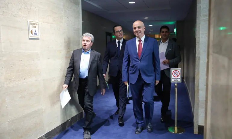 Внесоха вота на недоверие към кабинета Денков. Гласуват го на фаталния петък - 13-ти - Tribune.bg