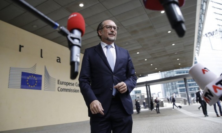 Австрийският канцлер Александер Шаленберг обяви, че подава оставка, по-малко от