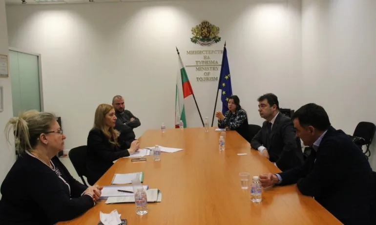 Министър Ангелкова се срещна с председателя на УС на Асоциацията на българските застрахователи Константин Велев - Tribune.bg
