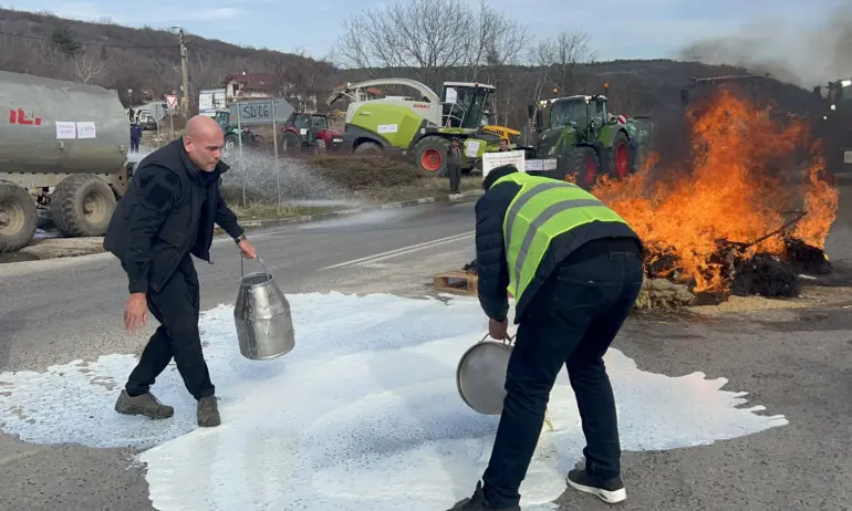 Втори ден пътни блокади, огьове и разливане на мляко от земеделците /ОБНОВЕНА/ - Tribune.bg