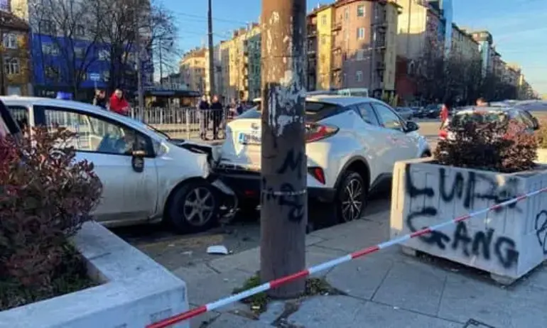 Патрулка и две коли катастрофираха край НДК - Tribune.bg