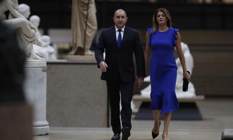 Радев се самоизолира, съпругата му Десислава е с COVID-19 - Tribune.bg