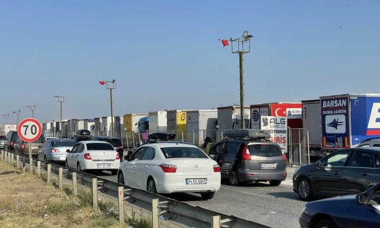 Километрична опашка за влизане в България на ГКПП-Капитан Андреево - Tribune.bg