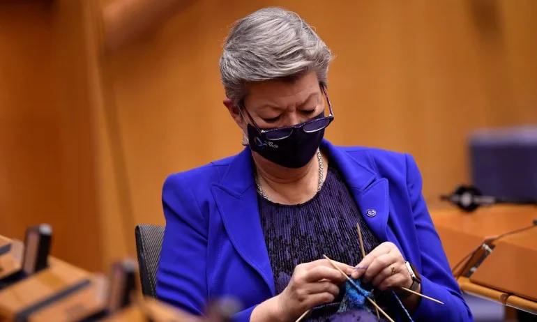 Еврокомисар плете по време на сесия на парламента в Брюксел - Tribune.bg