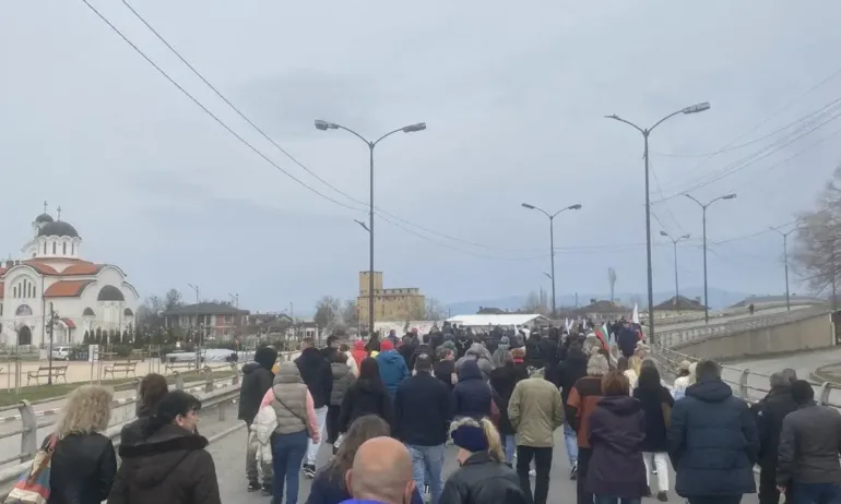 Жителите на Елин Пелин на протест - искат спешен ремонт на жп прелеза - Tribune.bg